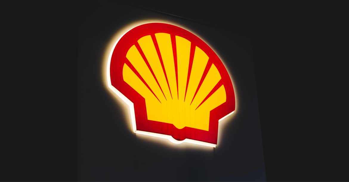 Illuminated logo of Shell (© Shutterstock/Dom J) 