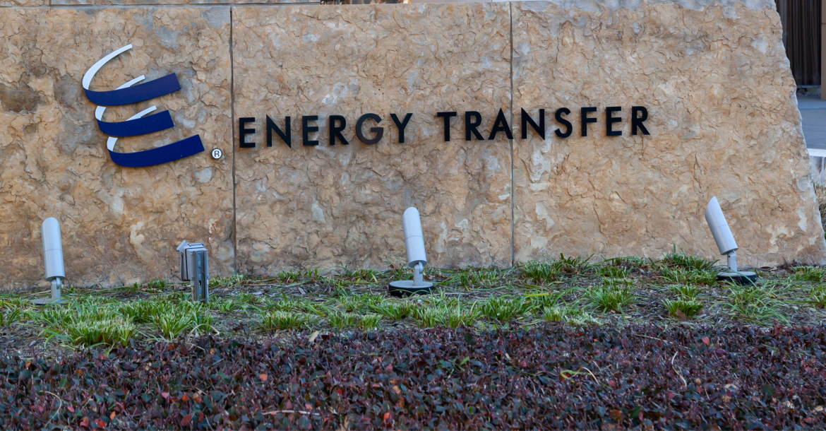 Logo of Energy Transfer infront of the HQ in Dallas, Texas (© Shutterstock/JHVEPhoto)