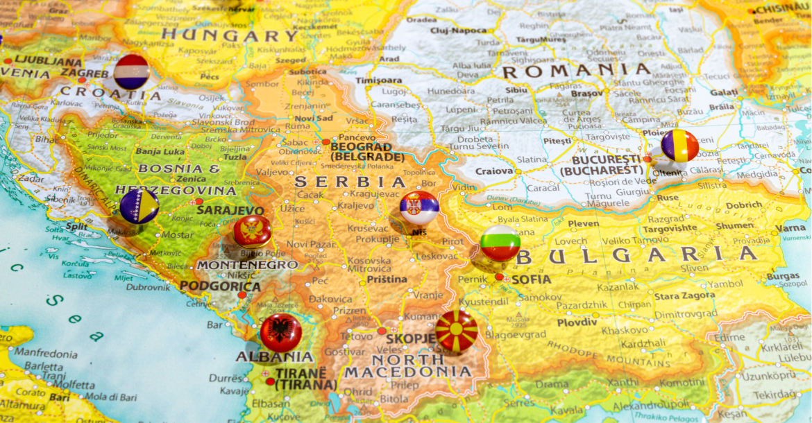 Map of the Balkan region with flag pins (© Shutterstock/shirmanov aleksey)