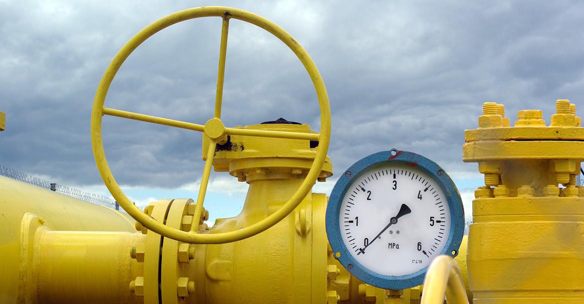 Pipeline valve with manometer (© Shutterstock/Krasowit) 