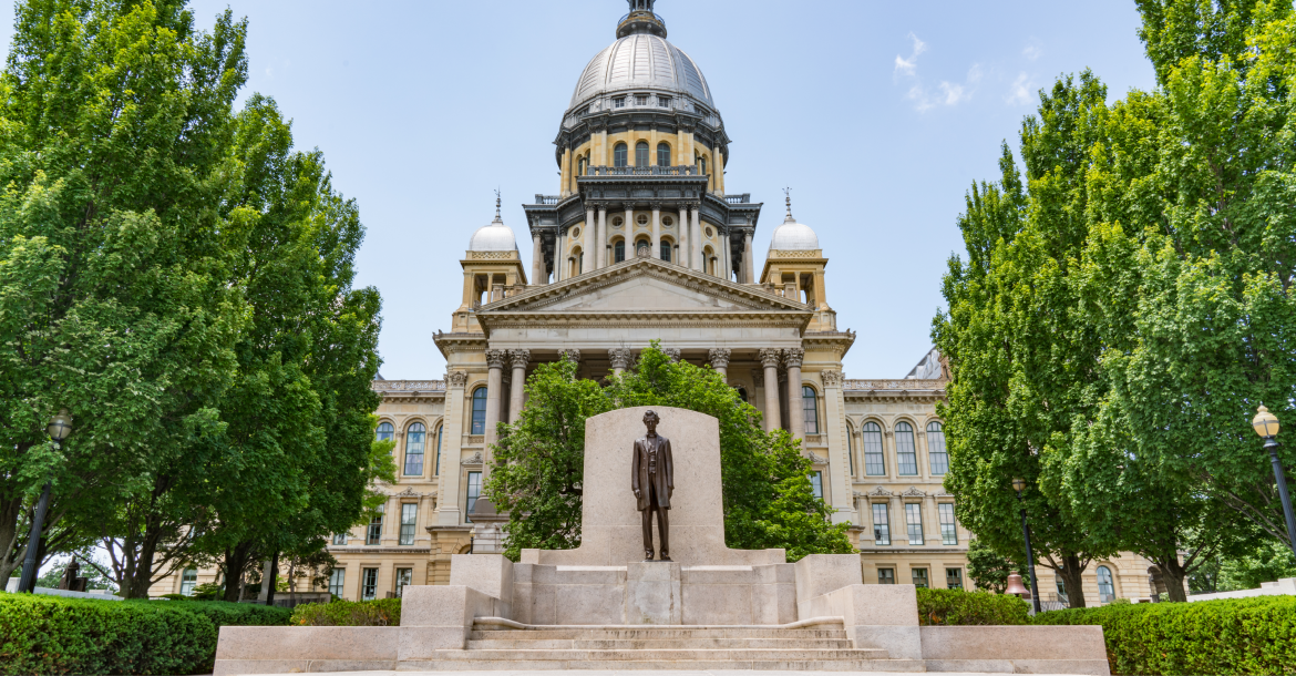 Statue of Abraham Lincoln infront of the Illinois State Capitol building in Springfield, Illinois (© Shutterstock/Paul Brady Photography)