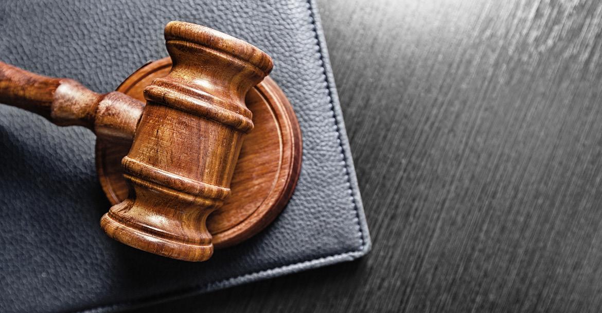 Judge's gavel on the table (© Shutterstock/FabrikaSimf) 