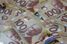 A pile of 100 Candian Dollar bills (© Shutterstock/Stefan Malloch)