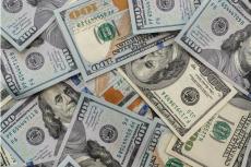 A pile of 100 US Dollar bills (© Shutterstock/RomanR) 