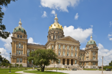  Iowa State Capitol Building in Des Moines, Iowa (© Shutterstock/Grindstone Media Group) 