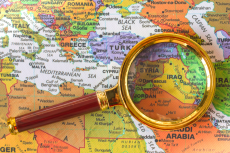 Iraq on the map under the magnifying glas (© Shutterstock/Kachor Valentyna)