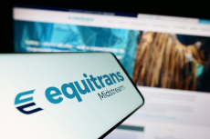 Logo of Equitrans Midstream on a screen infront of the website (© Shutterstock/T. Schneider)