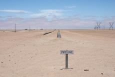 Pipeline through the desert (© Shutterstock/Mike Browne)