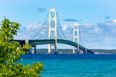 The Mackinac Bridge over the Straits of Mackinac, connecting Michigan's Upper and Lower Peninsulas (© Shutterstock/Craig Sterken) 